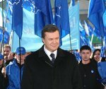 Медведев поздравил Януковича с успехом на выборах