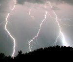 В Хабаровске молния ударила в подростков