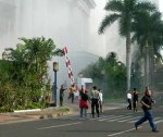 Взорвавшего отель в Джакарте смертника сняли видеокамеры