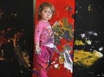 Абстрактные картины двухлетнего ребенка выставлены в галерее