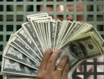 Доллар ослабел к рублю на открытии торгов в среду