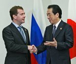 Премьер Японии обвинил Медведева в "непозволительной грубости"