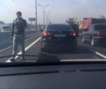 Водитель с мигалкой напал на журналиста "Новой газеты"