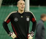 Вратарь сборной Германии по футболу покончил с собой