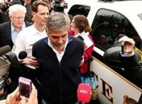 Джорджа Клуни выпустили из полиции