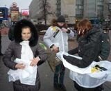 В Москве полиция мешала проведению бойкота НТВ, раздевая активистов
