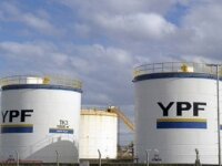 Акции нефтяной компании YPF упали в цене на треть