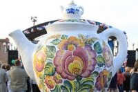 Самым большим олимпийским сувениром стал двухметровый чайник