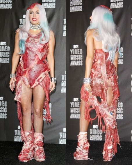 Леди Гага опять надела мясной костюм. Фото