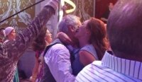 Меладзе и Джанабаева целуются и обнимаются на людях 