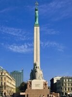 Министр обороны Латвии опроверг информацию о сносе памятника Свободы в Риге