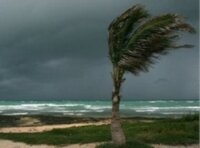 Тропический циклон Айзек теряет силу