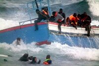 Два судна с африканскими мигрантами перевернулись у берегов Италии