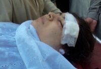 Пакистанская девочка впервые после ранения поднялась с кровати