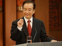 Китайского премьера обвинили в причастности к коррупции