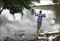 Тропический шторм "Нилам" бушует на южном побережье Индии