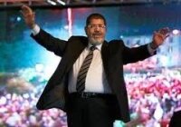 Мурси хочет успокоить египтян новой конституцией