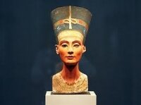 Бюст Нефертити в центре берлинской выставки