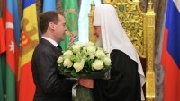 Медведев лично поздравил патриарха Кирилла