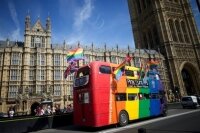 Парламент Англии позволил заключать однополые браки