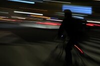 Неизвестный велосипедист ограбил женщину на 8 миллионов рублей