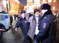 Во время акции в Москве на Манежной площади увезли 37 человек