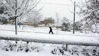 Тысячи семей в Японии заблокированы в домах из-за снежных завалов