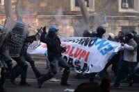 30 человек получили ранения во время манифестации в Риме